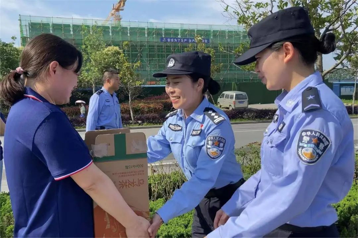 考生母亲送水表示感激。襄阳公安 图