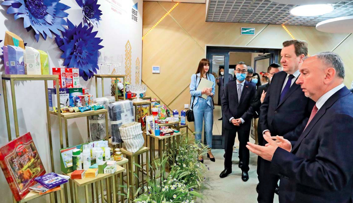 2022年7月，嘉宾在中白工业园观看准备销往中国的白俄罗斯商品。新华社发