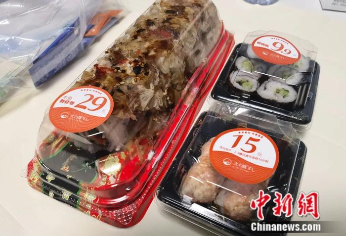 北京西城区一家连锁店的“剩菜盲盒”产品。彭婧如 摄