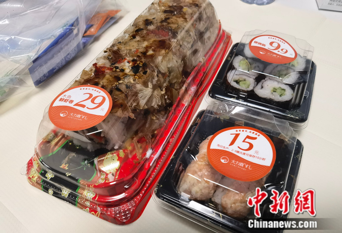 北京西城区一家连锁店的“剩菜盲盒”产品。 彭婧如 摄