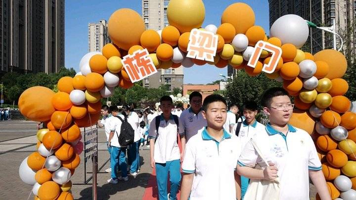 济南山师二附中初三毕业典礼学生惜别老师