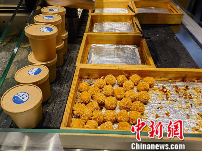 北京西城区的一家连锁店在晚间推出优惠促销活动。 彭婧如 摄