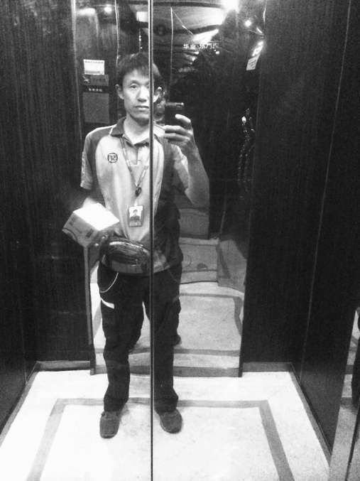 2018年5月，胡安焉在派件中。