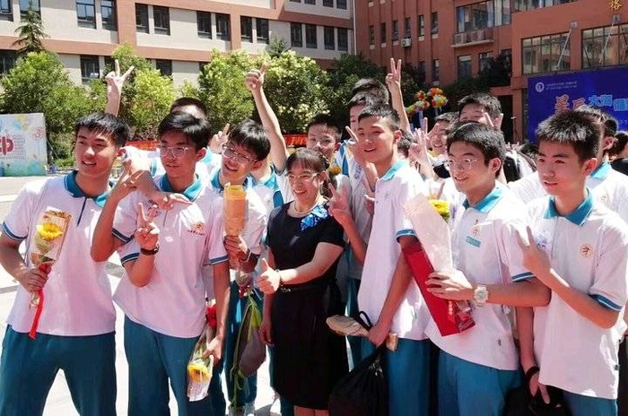 济南山师二附中初三毕业典礼学生惜别老师