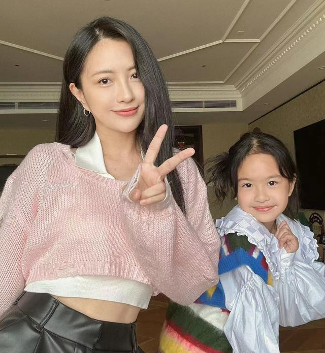 文章带女儿去迪士尼,不约新女友,反与包贝尔老婆包文婧组团带娃|包文