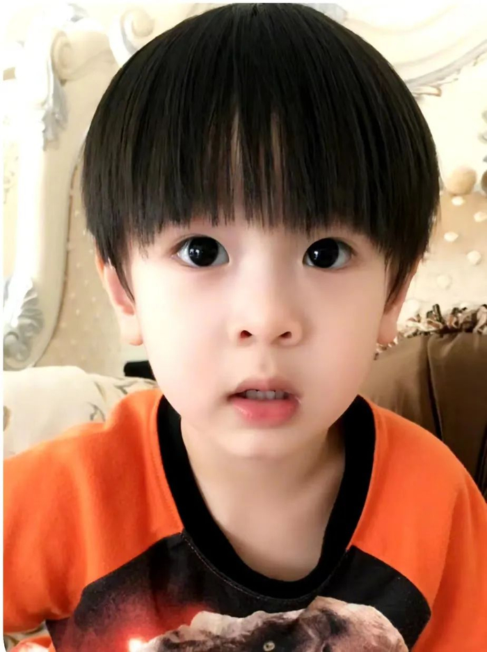 还记得吴尊的儿子max吗?竟和爸爸长得一模一样?|吴尊_新浪新闻
