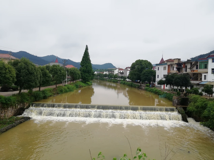 石砩，是一条石头垒成的堰