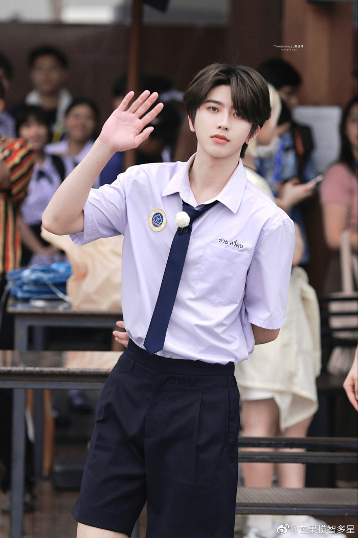 这是哪个学校的校草?好牛的一张脸 #蔡徐坤奔跑吧校服路透#急!