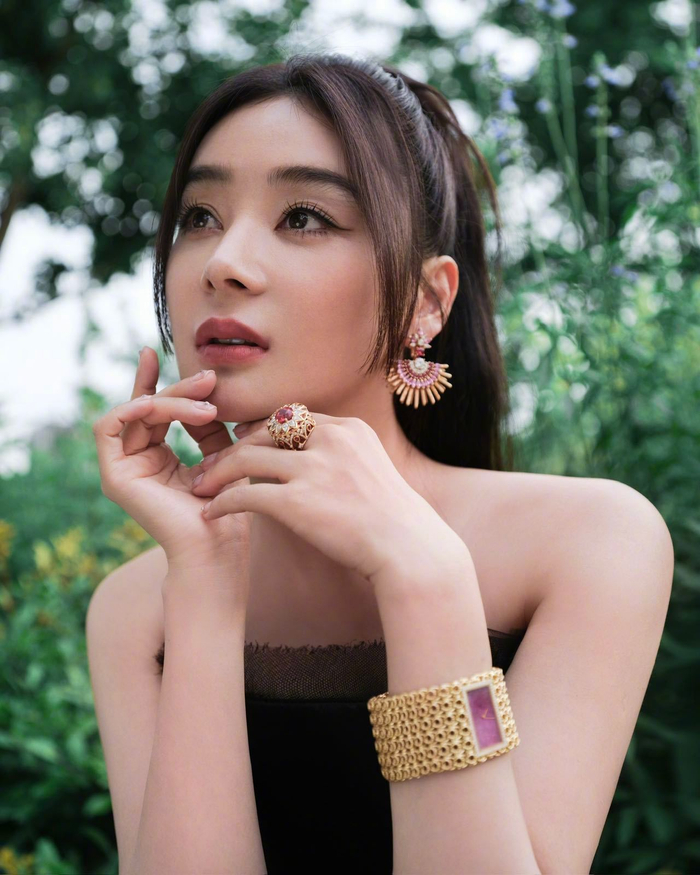 今日上影节活动!袁姗姗孔雀开屏耳环好亮眼!黑色长裙好美!