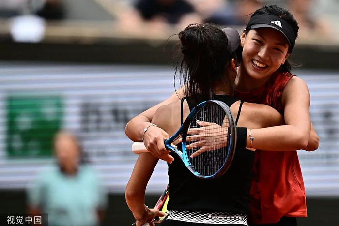 王欣瑜拥抱谢淑薇。