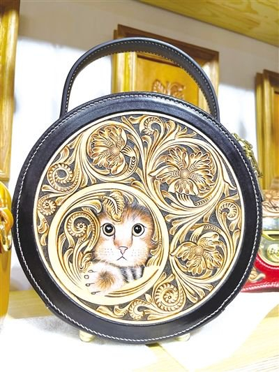 90后"守"艺人钟情皮雕 方寸之间创造别样天地|昭君出