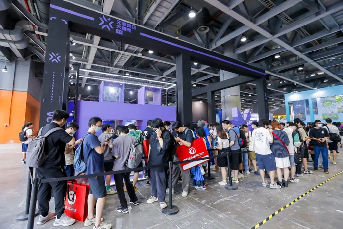 在这两天的广州“核聚变”展会，无畏契约的展台前试玩体验的队伍就排起了长龙