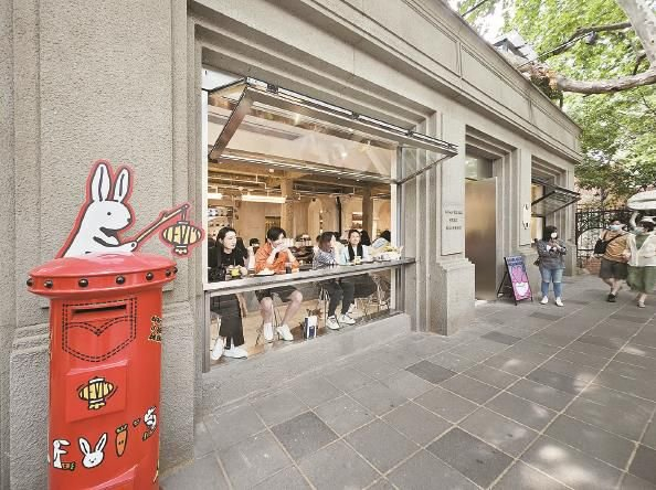             愚园路老邮局变身网红咖啡馆          