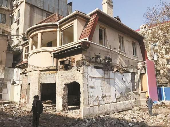             愚园路历史风貌街区都面临着老旧建筑保护和民生改善之间的矛盾。图为愚巷改造前          