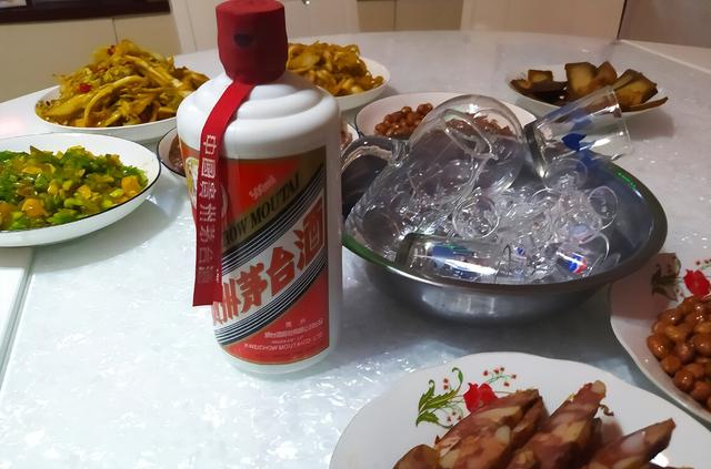 照片中的餐桌上摆满了朴素的家常小菜,而茅台酒却并未出现其中,这引起