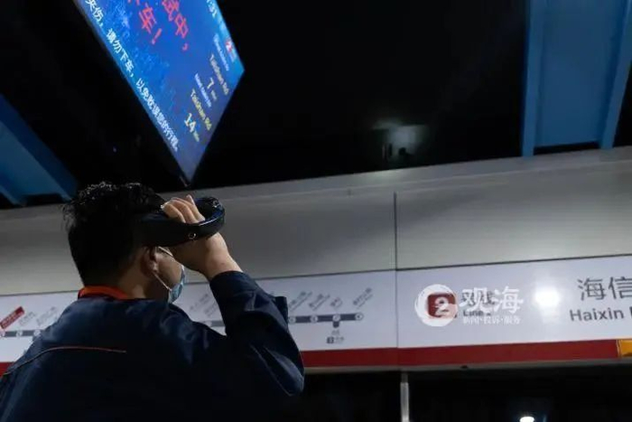 △站台门检修工查看设备状态