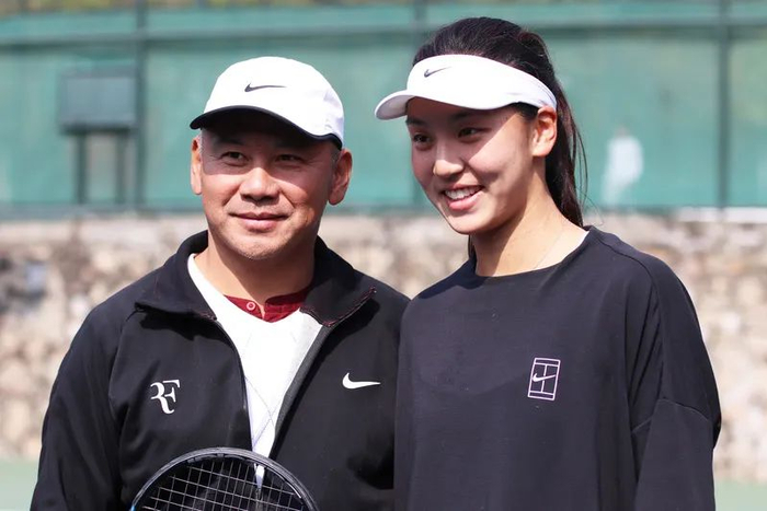 与大多数家长一样,王鹏也跟女儿玩过