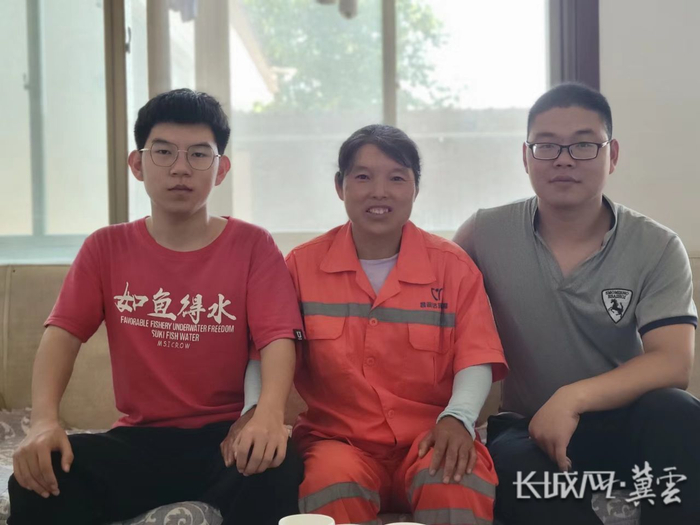 任旭明（左一）与母亲、哥哥合影。长城网·冀云客户端记者 李沛涵 摄