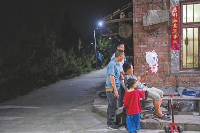 　　5月30日晚，古蔺县彰德街道三道水村村民胡在峰（坐者）和村民一起观看比赛直播。