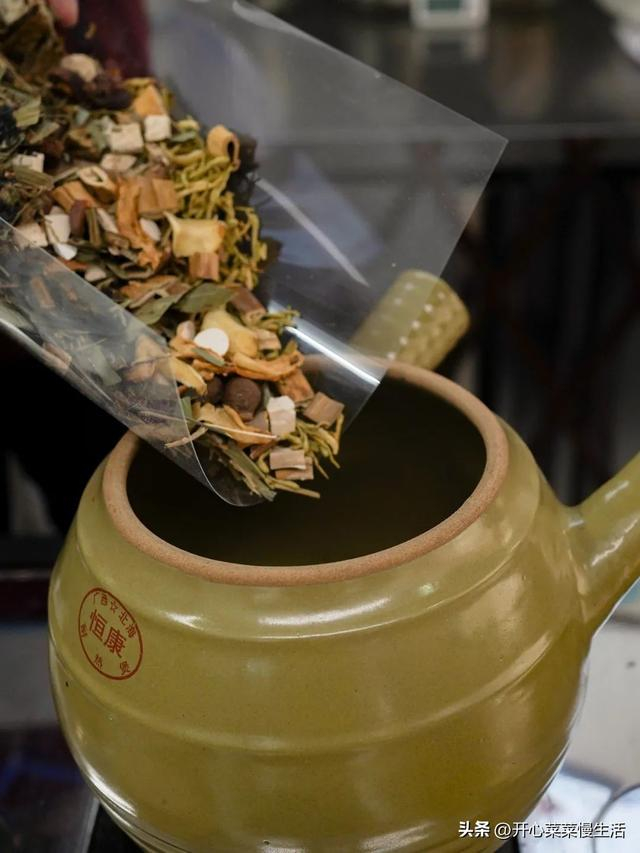 广东凉茶真的很苦吗?普宁人表示不服,普宁非遗凉茶成著名伴手礼|廿四味|李全|广东省|鸡公|微微_新浪新闻