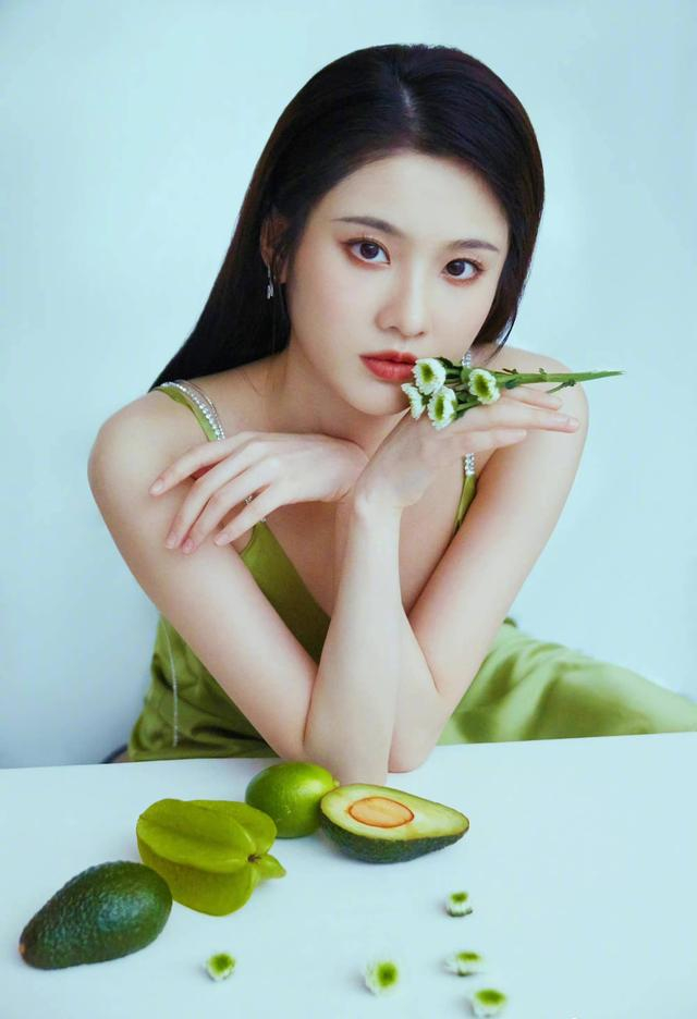 靠男友肩膀还一同回家,男方高大壮硕疑家境不菲|庞瀚辰|张慧雯|男友