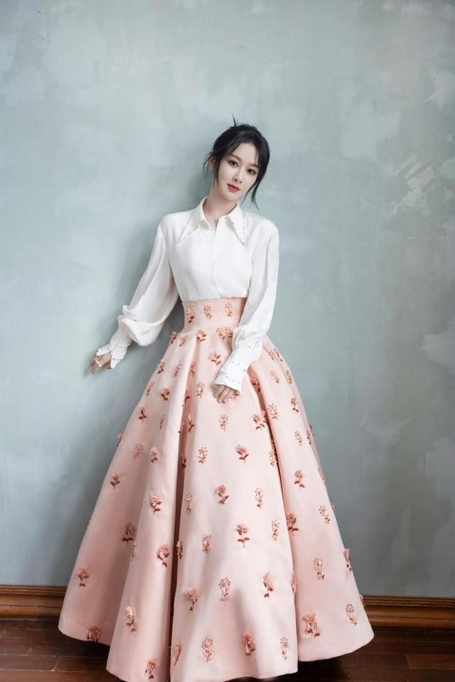 杨紫身材被低估了穿深v薄纱连衣裙秀事业线美得不像话