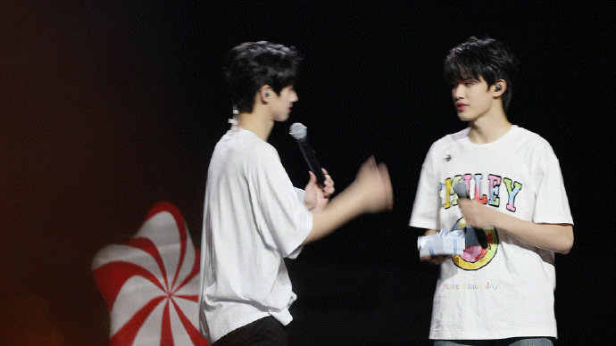 光看背影就好迷人啊!|张极|升旗|背影_新浪新闻