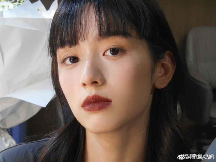 周也新造型,这个发型和妆容好暗黑,联想一些长大后的魏莱|周也|发型