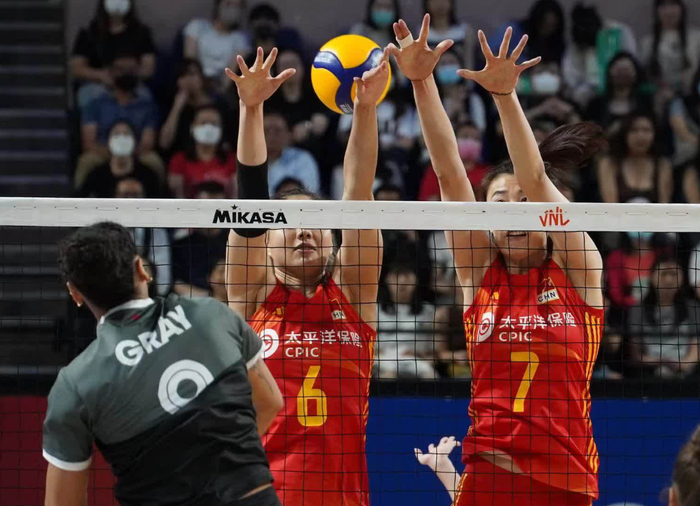 女排横扫加拿大一二局利用卡轮完虐对手第三局李盈莹强势逆转