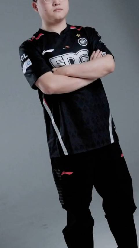 edg分享uzi定妆照花絮edg乌兹已就绪