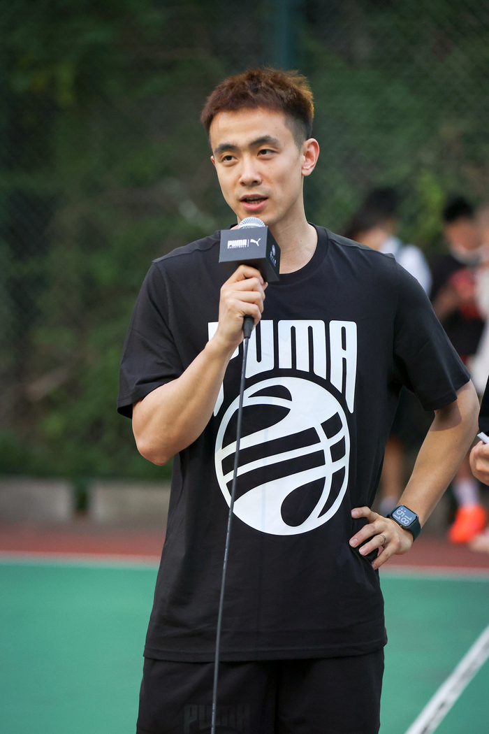 刚刚过去的周末,puma携手赵继伟突袭复旦校园篮球场,职业篮球 校园