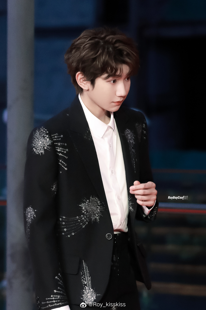 王源疯狂元素城首映礼饭拍 黑色花西装又帅又可爱哈哈哈哈!