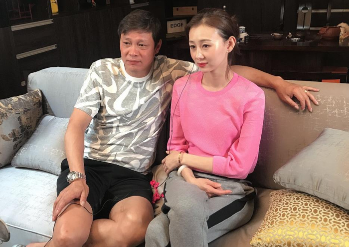 第三任娇妻近照曝光,身材纤细,看不出37岁了|范志毅|张梦瑾|身材_新浪