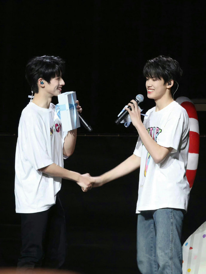 朱志鑫张极一起看升旗啦! 光看背影就好迷人啊!