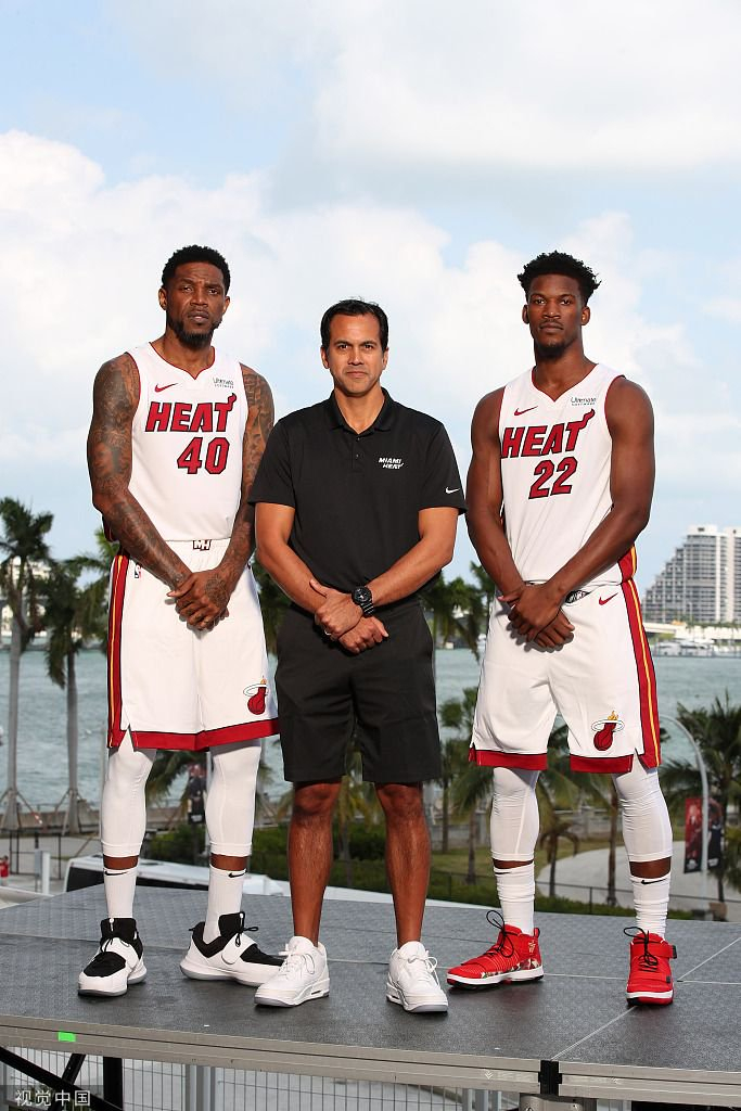 斯波教练和哈斯勒姆（左）、巴特勒一起拍摄写真。