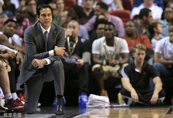 跪地执教，是斯波教练的标志性动作。