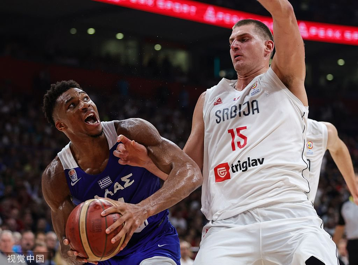 约基奇代表塞尔维亚出战，对抗字母哥率领的希腊。