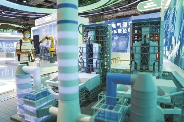             中国国电展示世界首台百万千瓦超超临界二次再热燃煤发电机组模型   本报记者  陈梦泽  摄          