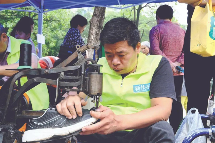 ▲王平在新快报大城小艺便民服务市集上忙个不停。