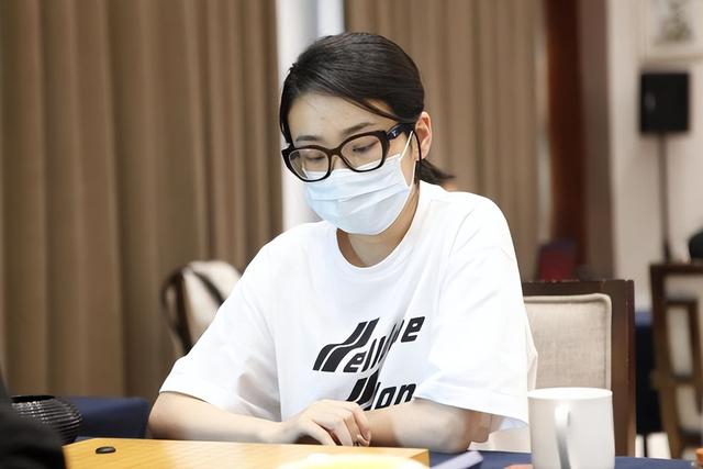 第一台,王晨星五段胜严惜募初段;第二台,李思璇二段负于岳佳妍初段;第