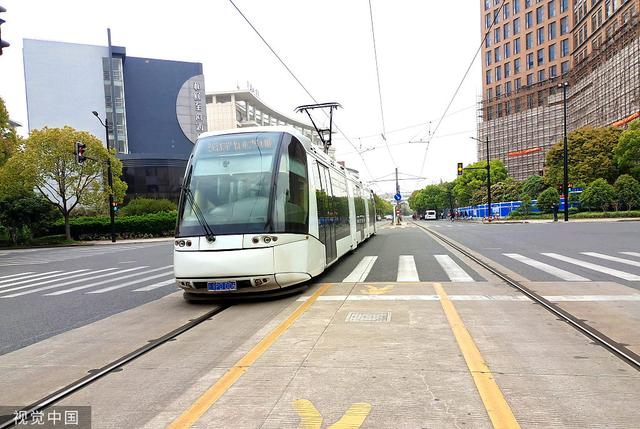 2021年4月16日，上海，浦东张江有轨电车在公路上行驶。 视觉中国 资料图