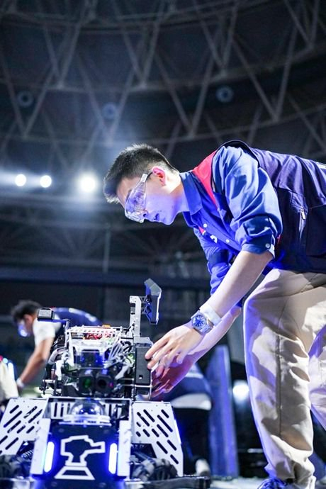 超燃机甲大师赛开赛30余所高校科创团队携自研机器人亮相
