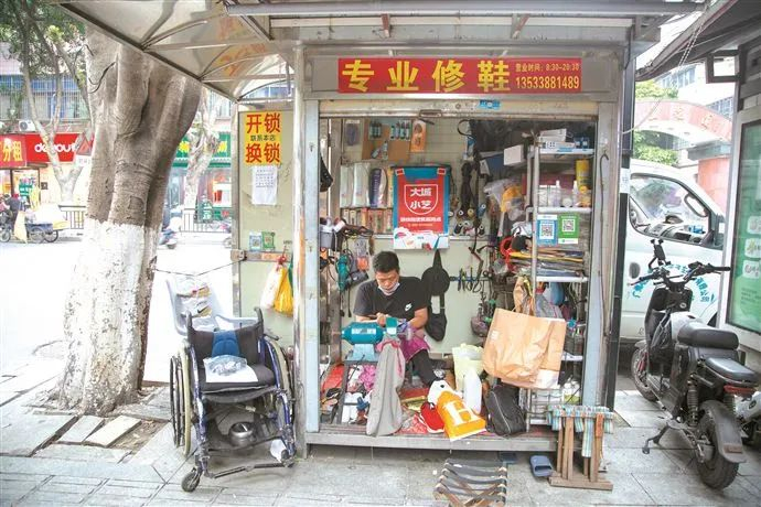 ▲王平在街道免费提供的小档口为街坊服务。