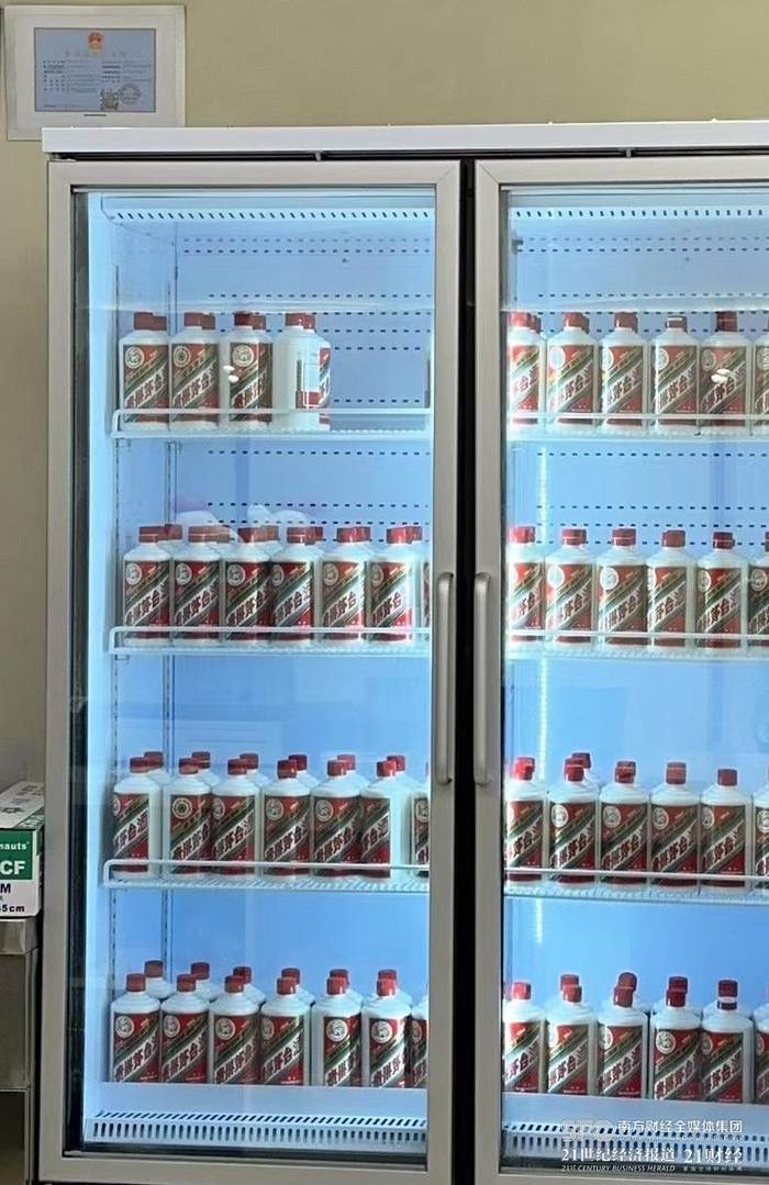 （茅台冰淇淋门店内冰柜摆满飞天茅台酒，21世纪经济报道记者摄）