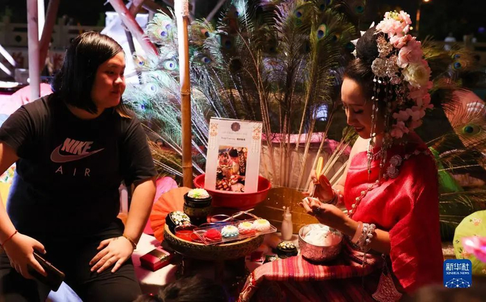 在海口白沙门文创市集，商家在现场雕刻香皂（6月12日摄）。新华社记者 杨冠宇 摄