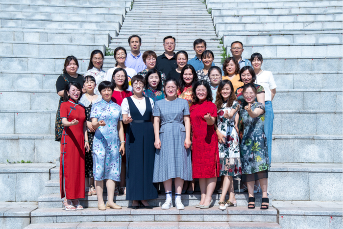 (摄影|黄晓燕)▲魁星路中学的老师们身戴红色丝巾,祝福孩子们场场