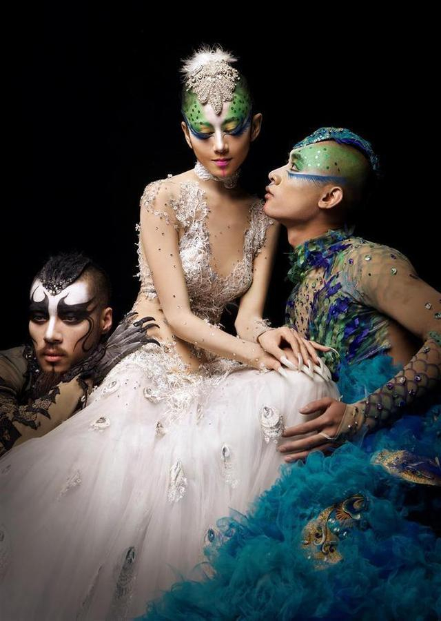 杨丽萍跳孔雀舞 男演员近乎全裸 观众不忍直视 网友:这真是艺术吗?