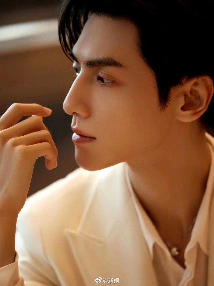 全白西装也太帅了 白马王子罗云熙!真的是好适合穿白色!