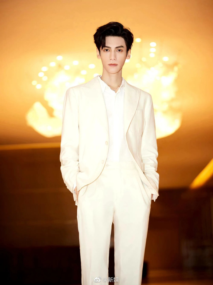 全白西装也太帅了 白马王子罗云熙!真的是好适合穿白色!