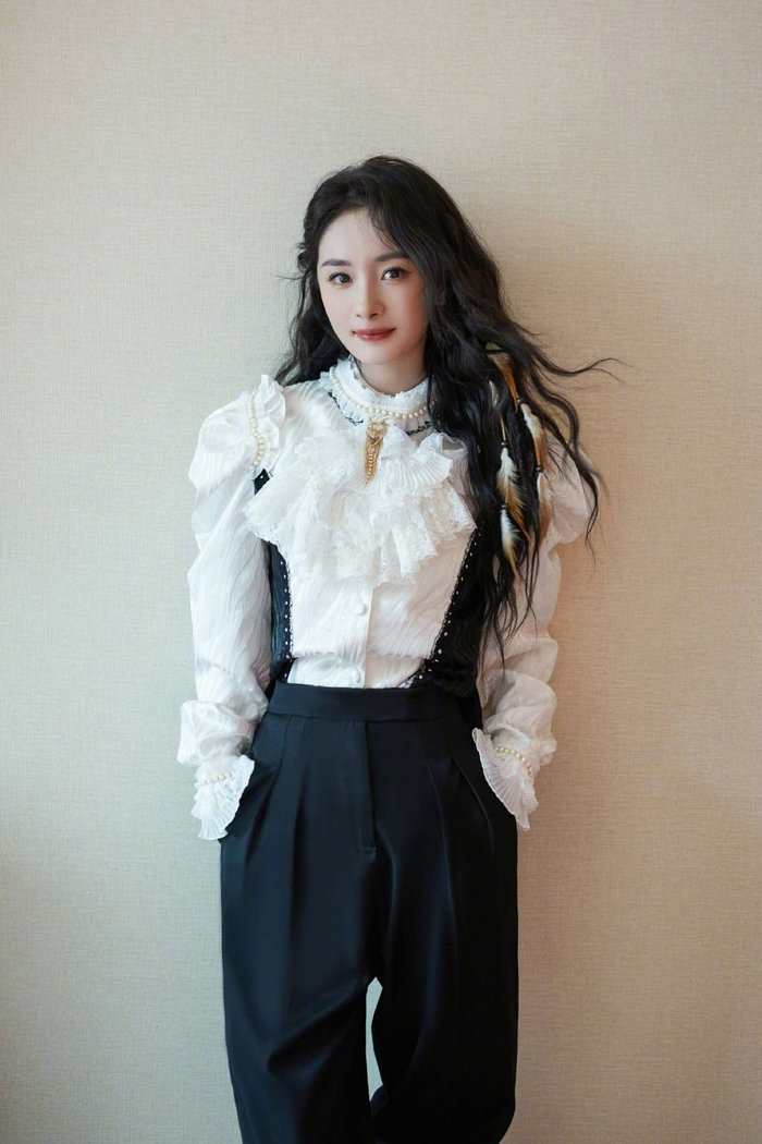 大幂幂看起来脸圆润了一点点,好温柔,好可爱,心情好就要比耶哦